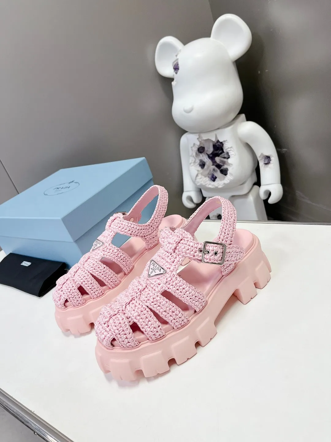 👟👟Ex-factory price 640👟👟 Straw 2023 exclusive version super hot🎊🎊🎊hot prada Prada cage shoes sawtooth Roman braided thick-soled rubber sandals retro fashionable and avant-garde gear teeth 55mm Thick-soled soles, the upper perfectly restores the original craftsmanship, and is made of purely hand-woven uppers. The cost is extremely high, making the whole pair of shoes light and comfortable, full of holiday feel, and bright colors 💐💐💐💐 to satisfy a variety of choices for fashionable people with different styles! The iconic metal triangle logo is paired with the shape of ancient beach sandals. Every design element is fashionable! Code number 35-40